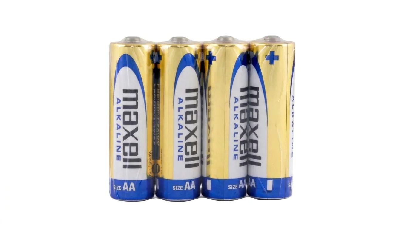 Čtyři alkalické tužkové baterie Maxell velikosti AA zabalené v průhledné fólii.