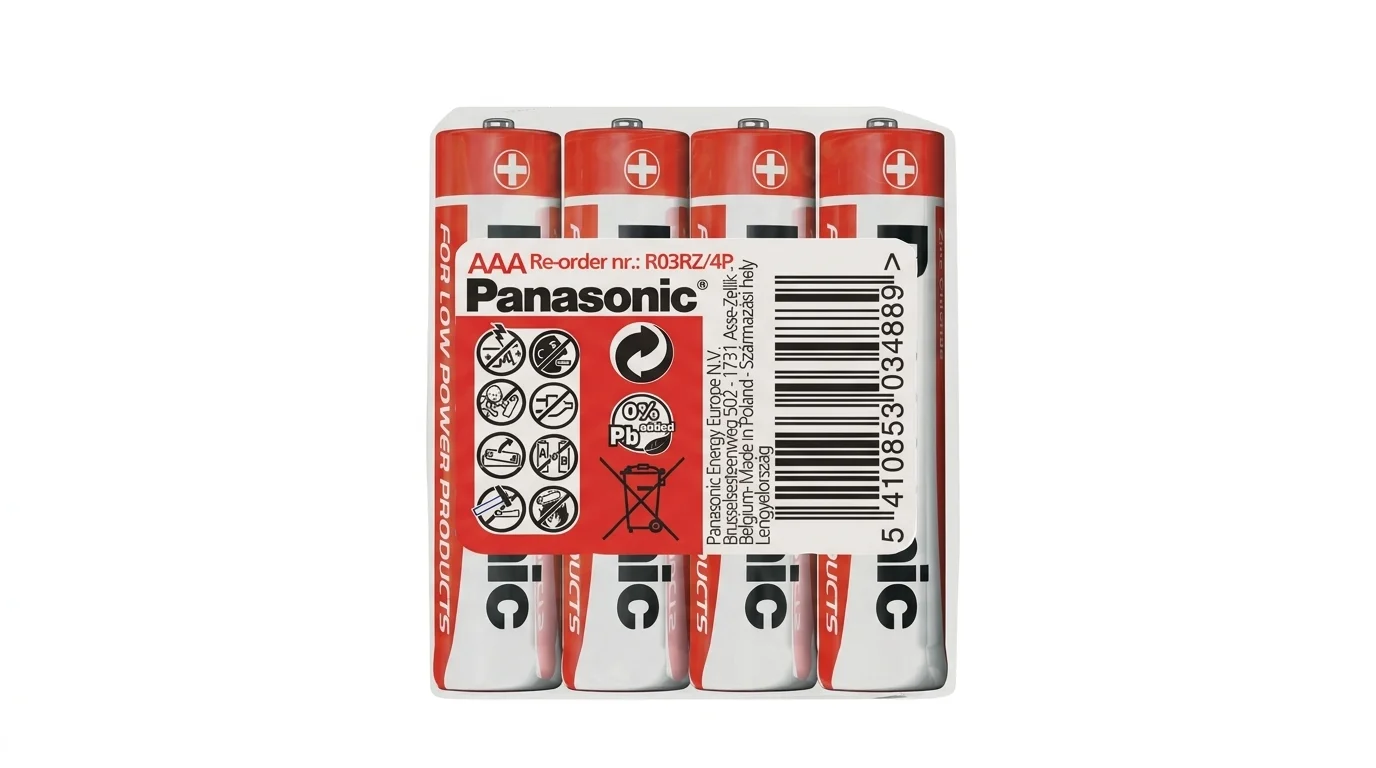 Balení čtyř mikrotužkových baterií Panasonic AAA s červenobílým pláštěm a etiketou s čárovým kódem.