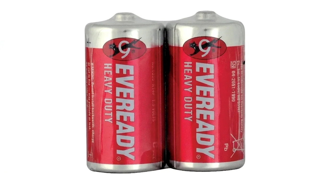 Dvě baterie Eveready Heavy Duty typu C zabalené v průhledné fólii.