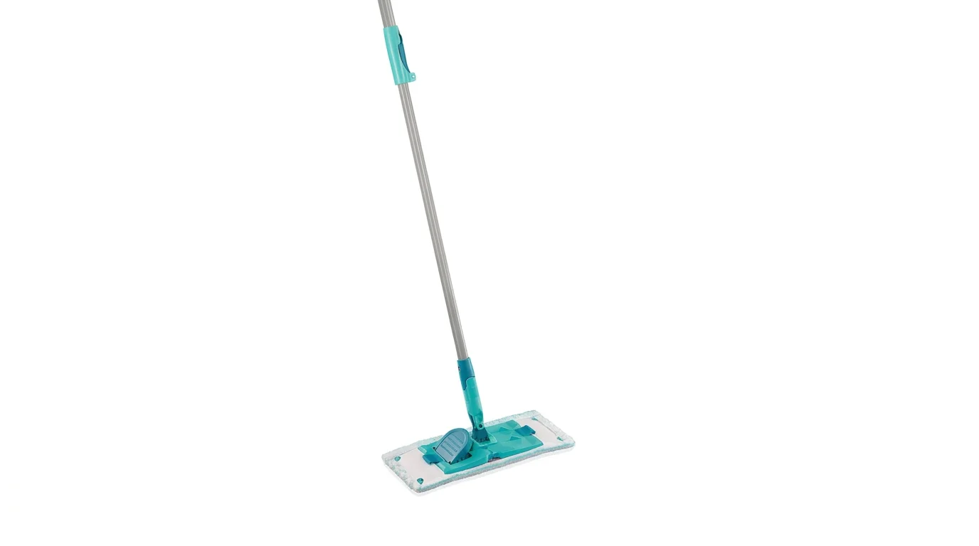 Podlahový mop Leifheit PowerClean s teleskopickou tyčí a plochou mycí hlavicí s bílým návlekem.