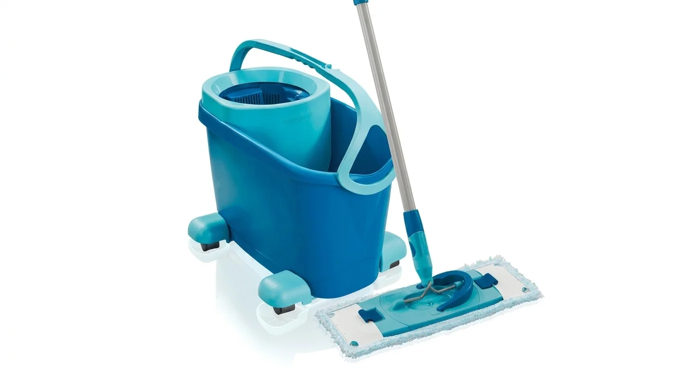 Mop sada Leifheit Clean Twist M Ergo Mobile s modrým vědrem na kolečkách, ždímacím košem a plochým mopem.