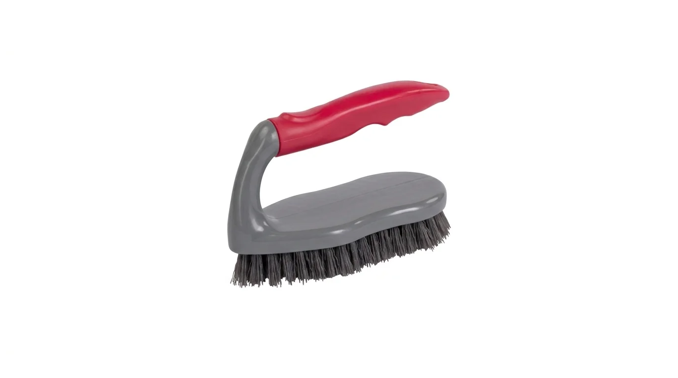 Sivá kefa žehlička Lamart LT8073 Clean s červenou ergonomickou rukoväťou a tmavými štetinami.