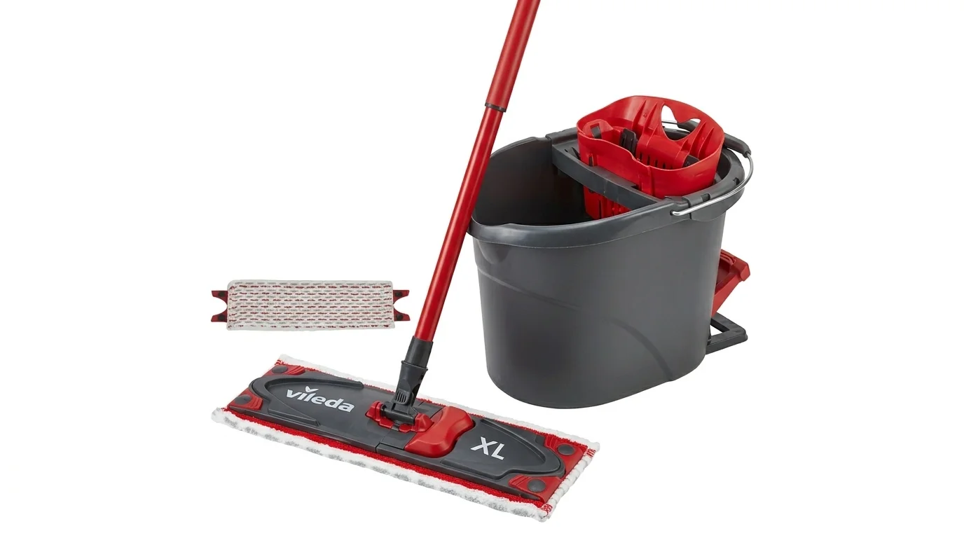 Plochý mop Vileda Ultramax XL s červenou tyčou, sivé vedro s červeným žmýkacím košom a náhradný umývací návlek.