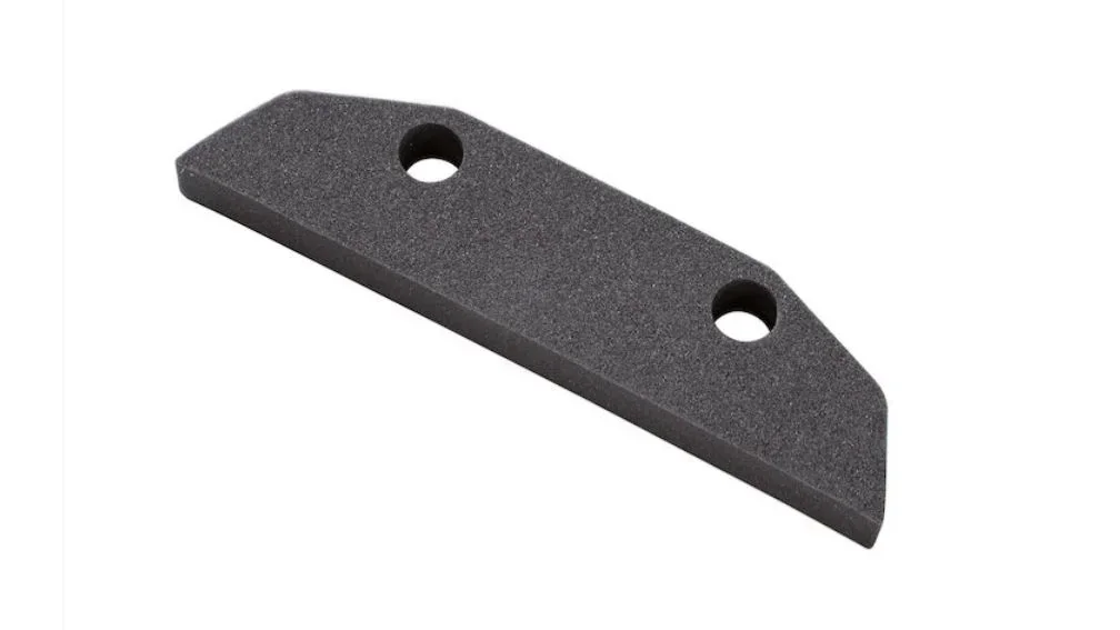 Náhradní černá pěnová houba ke stěrce Leifheit Soft & Easy se dvěma otvory pro upevnění.