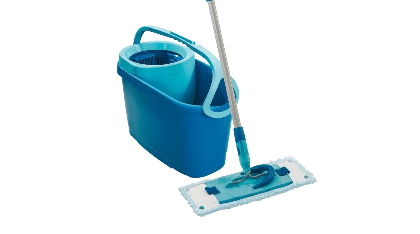 Mop sada Leifheit Clean Twist M Ergo s modrým vědrem, ždímacím nástavcem a plochým mopem s návlekem.