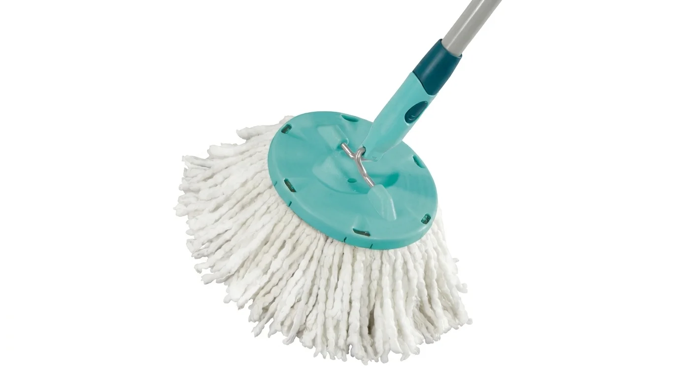 Bílá třásňová hlavice mopu Leifheit Clean Twist Disc z mikrovlákna připevněná k tyrkysovému disku s tyčí.