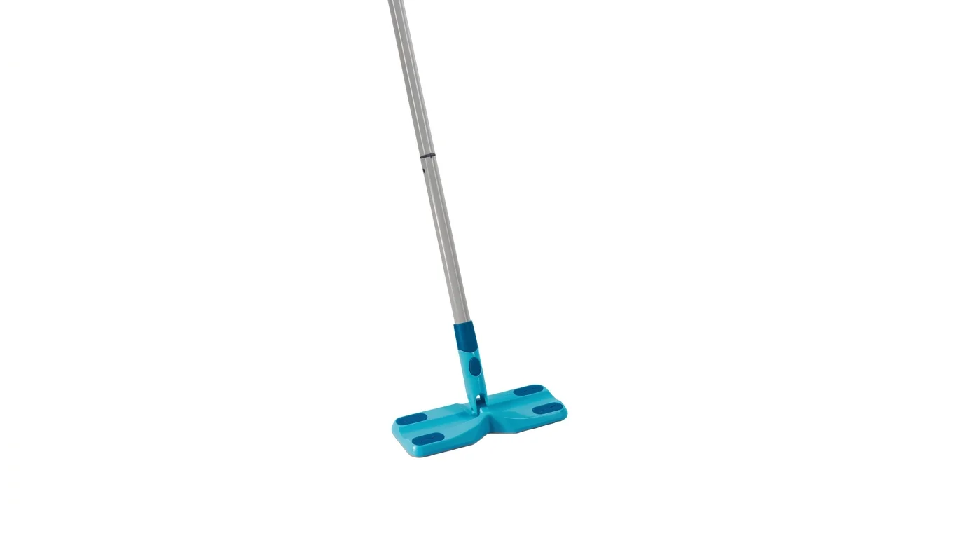 Tyrkysová hlavice mopu Leifheit Clean & Away s výřezem a úchyty na hadřík připevněná ke kovové tyči.