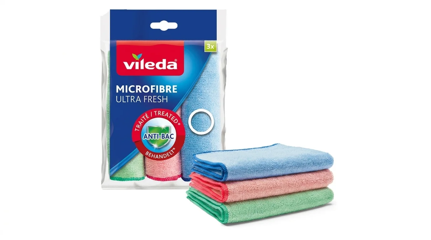 Balenie troch mikrohandričiek Vileda Ultra Fresh vedľa poskladaných handričiek v modrej, ružovej a zelenej farbe.