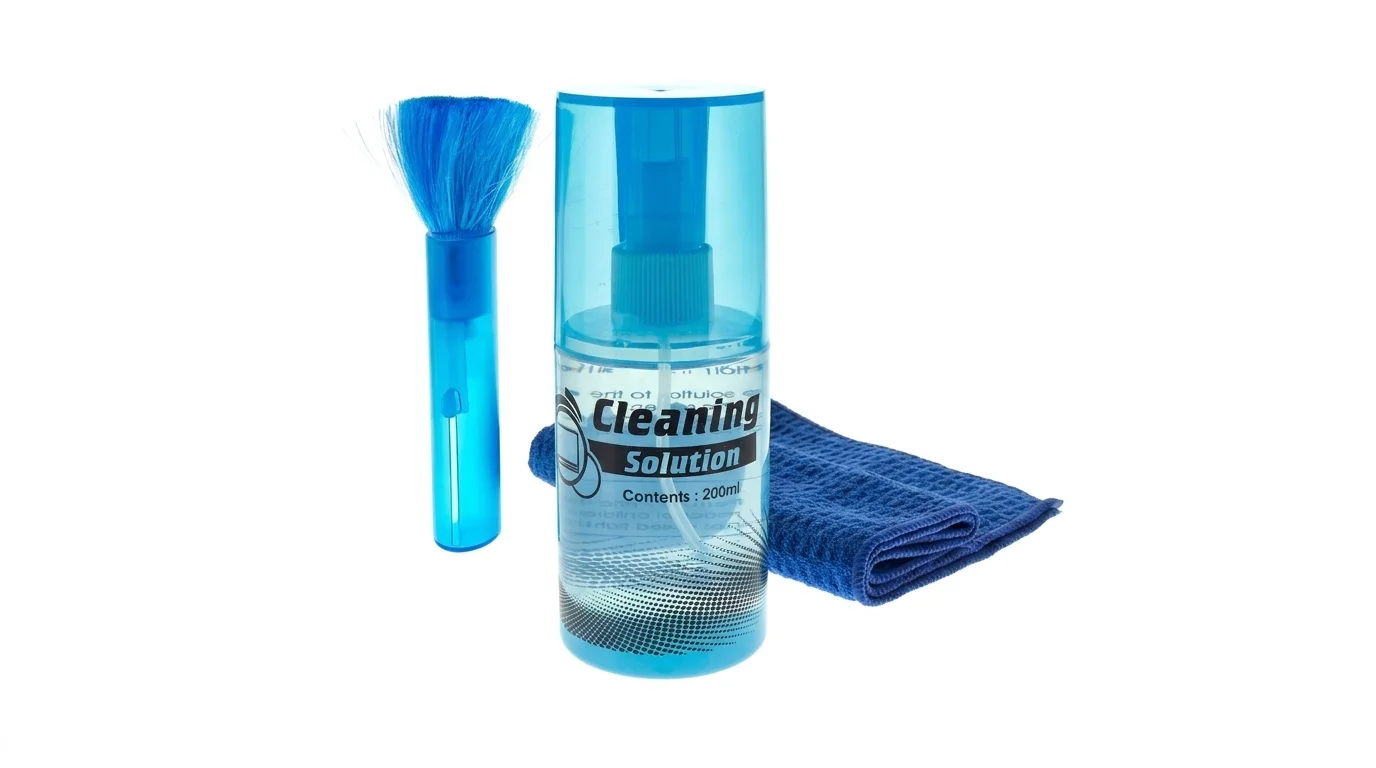 Čisticí sada Sencor SCL 2100 obsahující čisticí roztok ve spreji o objemu 200 ml, modrý štětec a utěrku z mikrovlákna.