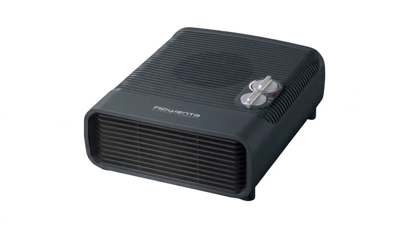 Kompaktní černý topný ventilátor Rowenta SO5115F0 s nízkým profilem, mřížkovaným designem a dvěma stříbrnými otočnými voliči na horní straně.