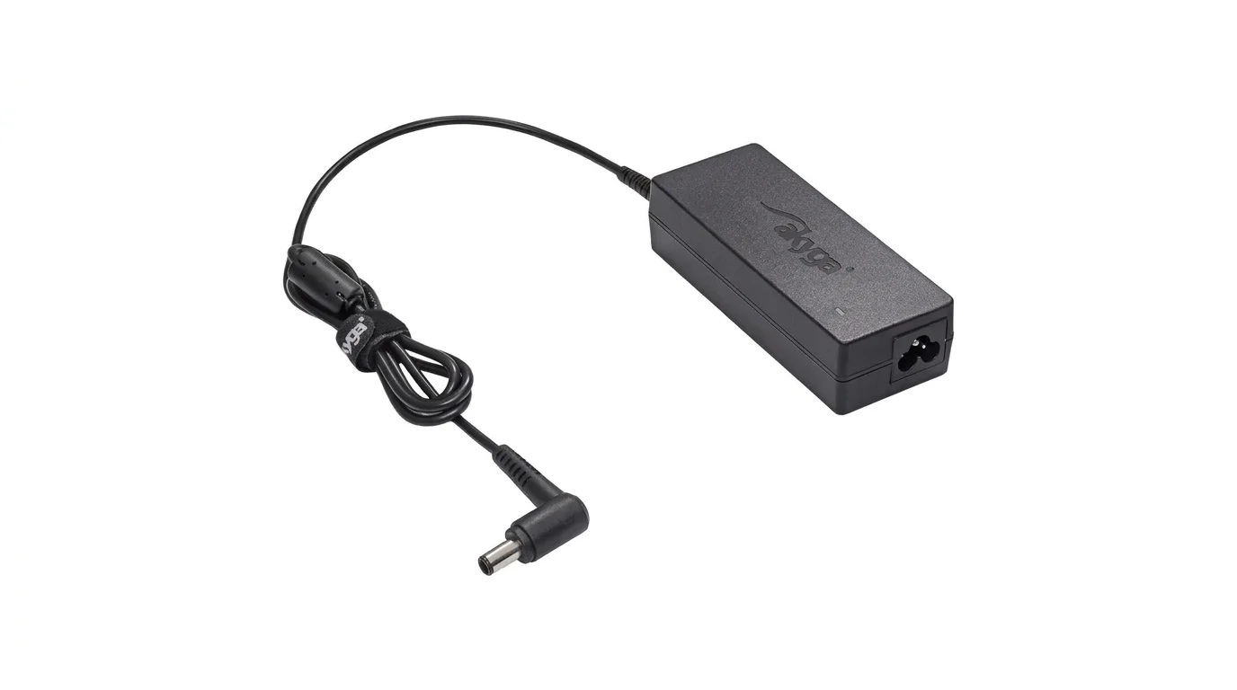 Černý napájecí adaptér Akyga AK-ND-04 pro notebooky s kabelem a kulatým konektorem na bílém pozadí.