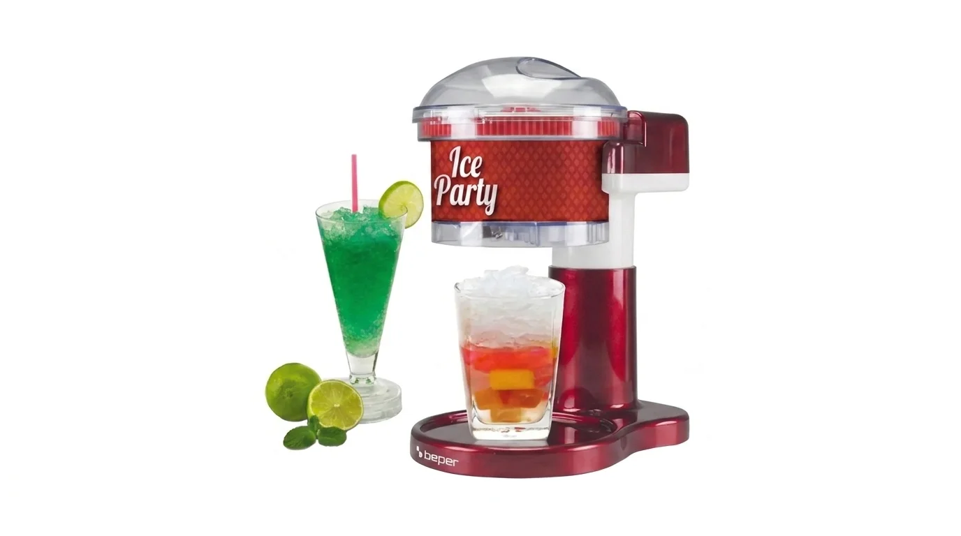 Červený drtič ledu Beper BEP-P102GEL100 s nápisem Ice Party, sklenicí s ledovou tříští a koktejly s limetkou.