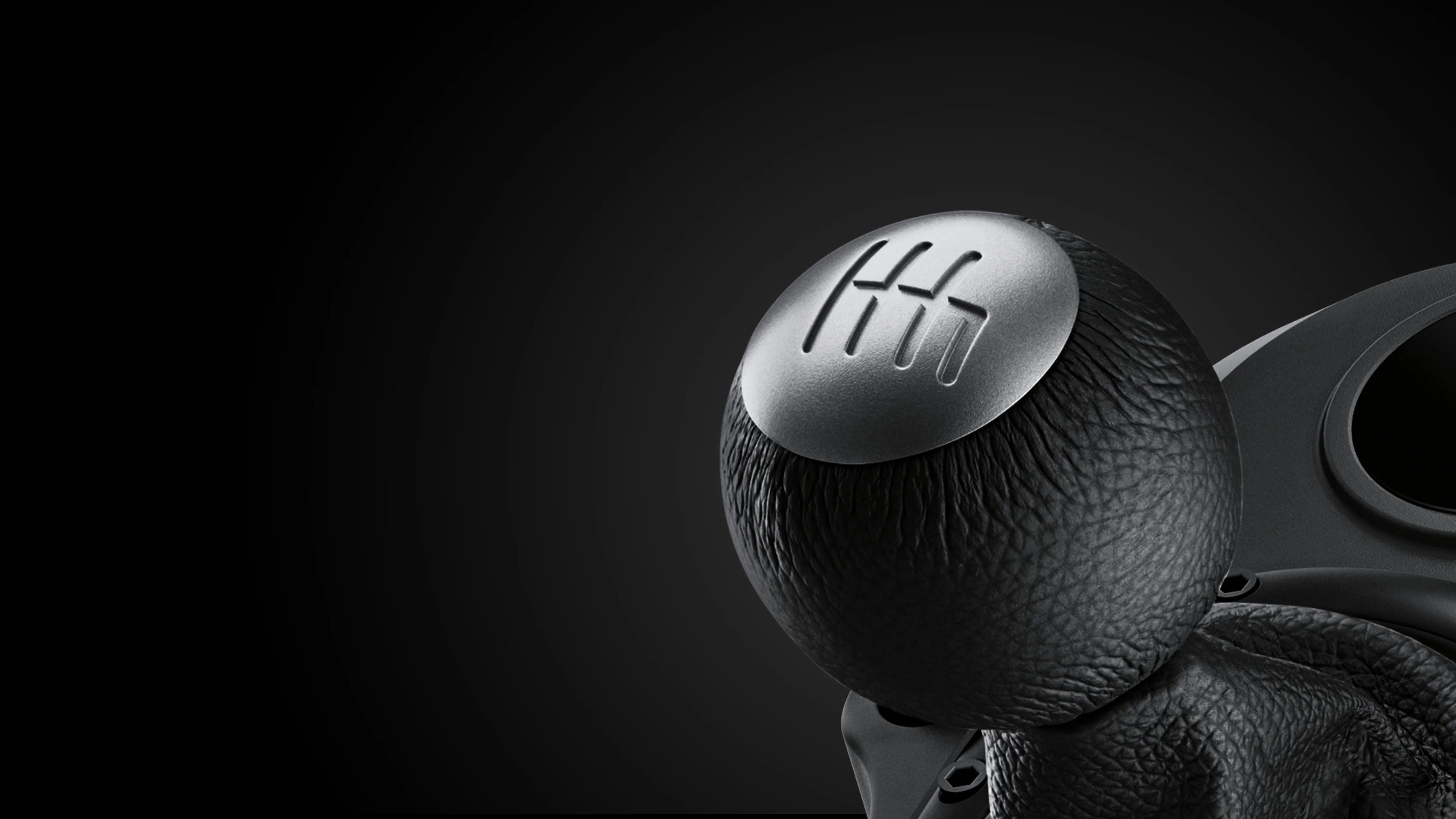 Detailní záběr na koženou hlavici řadicí páky Logitech Driving Force Shifter se stříbrným schématem řazení rychlostí.