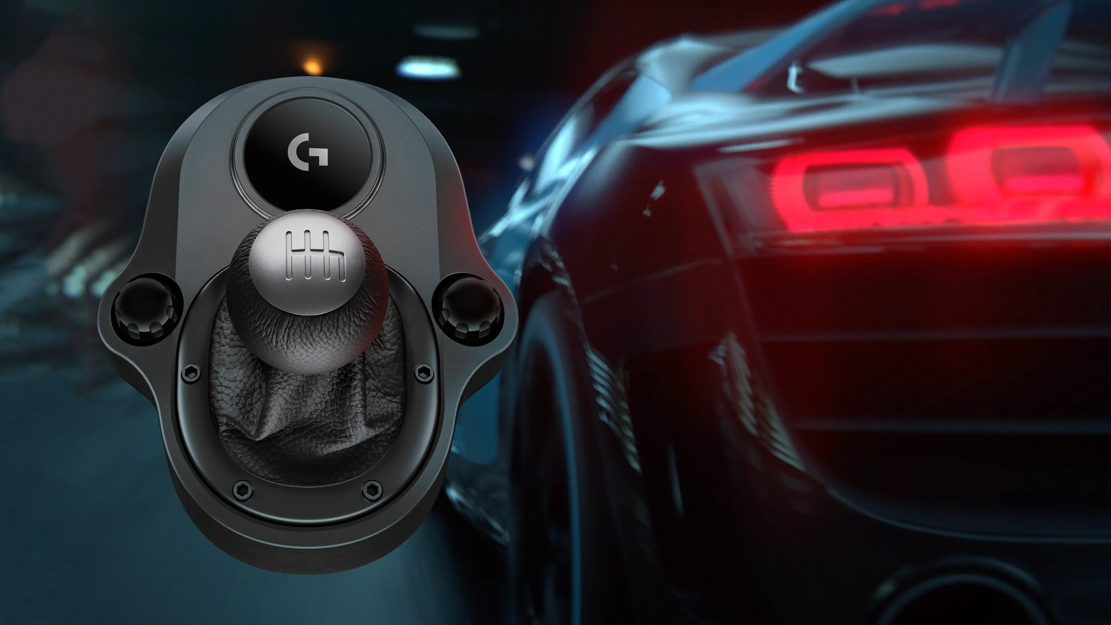 Řadicí páka Logitech Driving Force Shifter s koženou manžetou a logem G na tmavém pozadí s rozmazanou zádí sportovního auta.