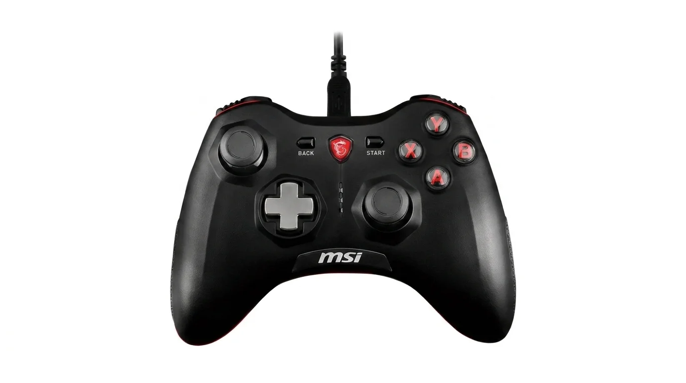 Černý gamepad MSI Force GC20 s připojeným USB kabelem, dvěma analogovými páčkami, stříbrným směrovým křížem a červenými tlačítky.