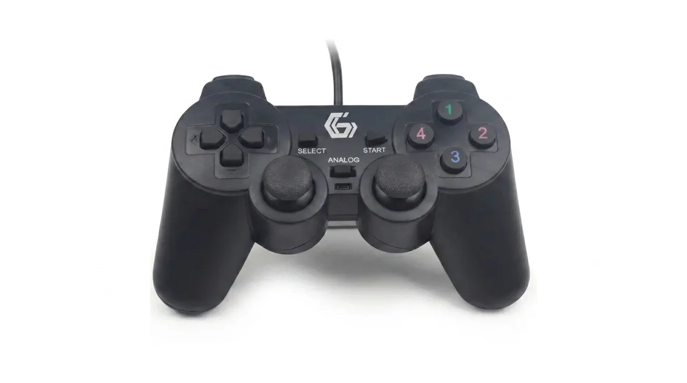 Černý kabelový gamepad Gembird JPD-UDV-01 se dvěma analogovými páčkami, čtyřsměrným D-padem a barevnými akčními tlačítky.