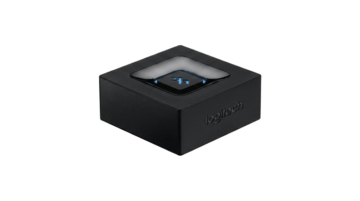 Černý Bluetooth audio adaptér Logitech s modře podsvíceným tlačítkem se symbolem Bluetooth na horní straně.