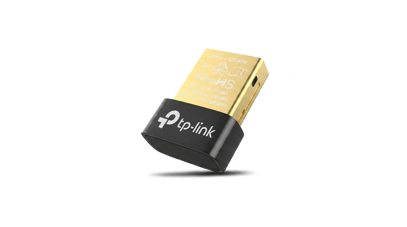 Miniaturní Bluetooth USB adaptér TP-Link UB400 se zlatým konektorem a černým tělem s bílým logem tp-link.