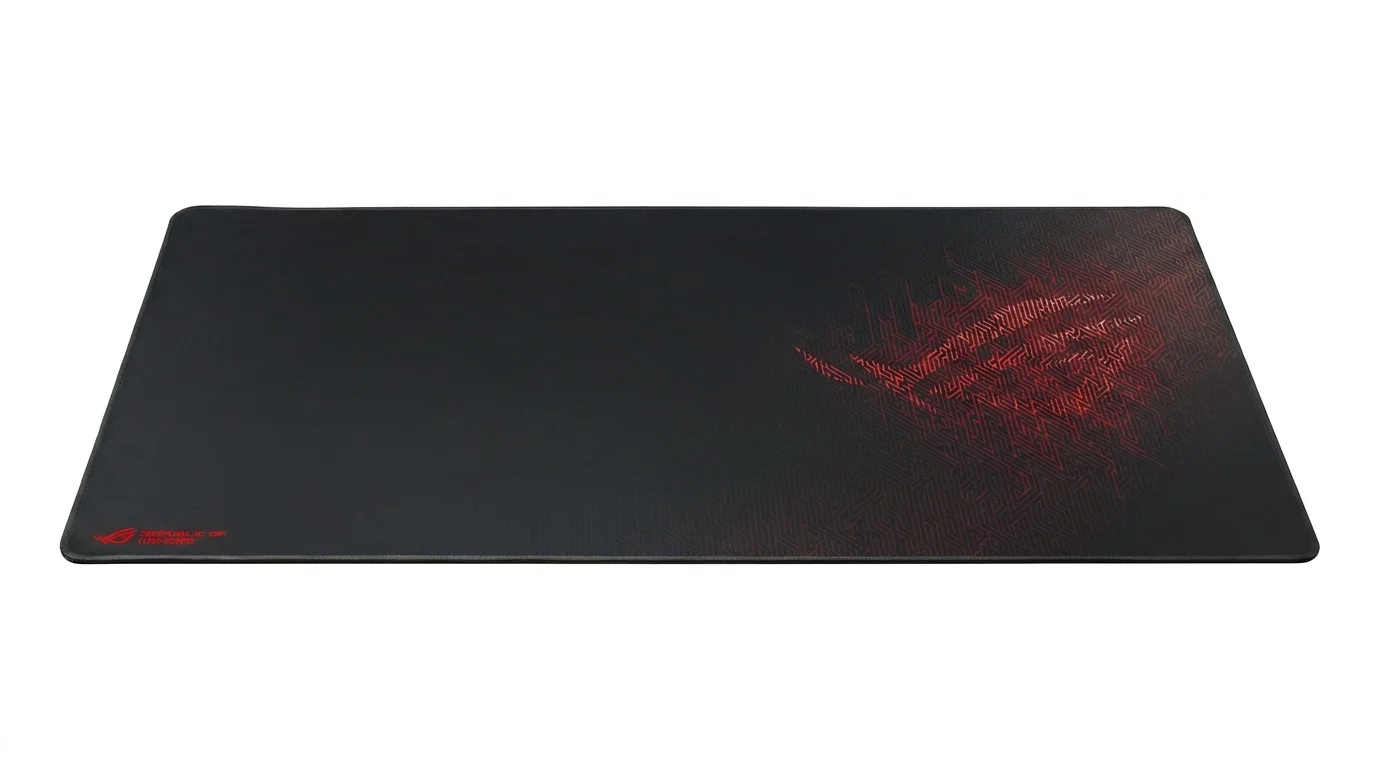 Čierna herná podložka pod myš Asus ROG Sheath s červeným vzorom na pravej strane a malým logom v ľavom dolnom rohu.