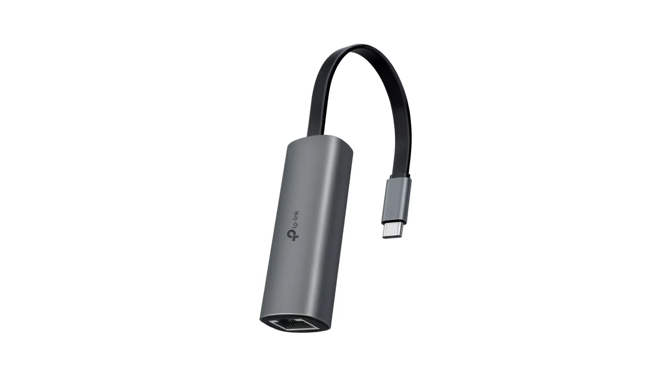 Sivý sieťový adaptér TP-Link UE302C s hliníkovým telom, USB-C konektorom a ethernetovým portom na bielom pozadí.
