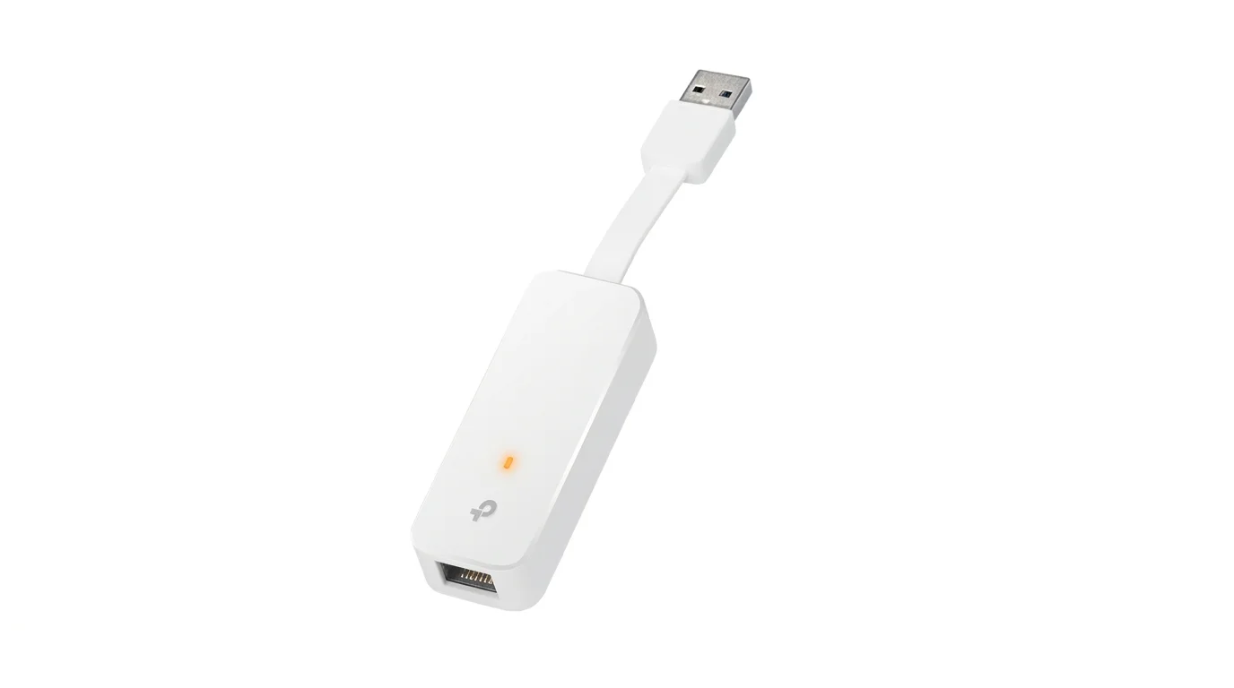 Biely USB ethernetový adaptér TP-Link UE300 s krátkym káblom a sieťovým portom na bielom pozadí.