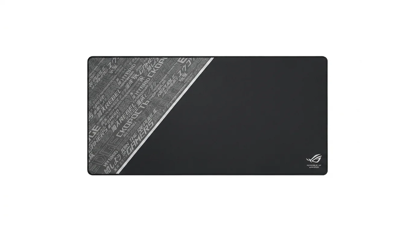 Čierna herná podložka pod myš Asus ROG Sheath so sivým vzorom s nápismi na ľavej strane a logom ROG v pravom dolnom rohu.