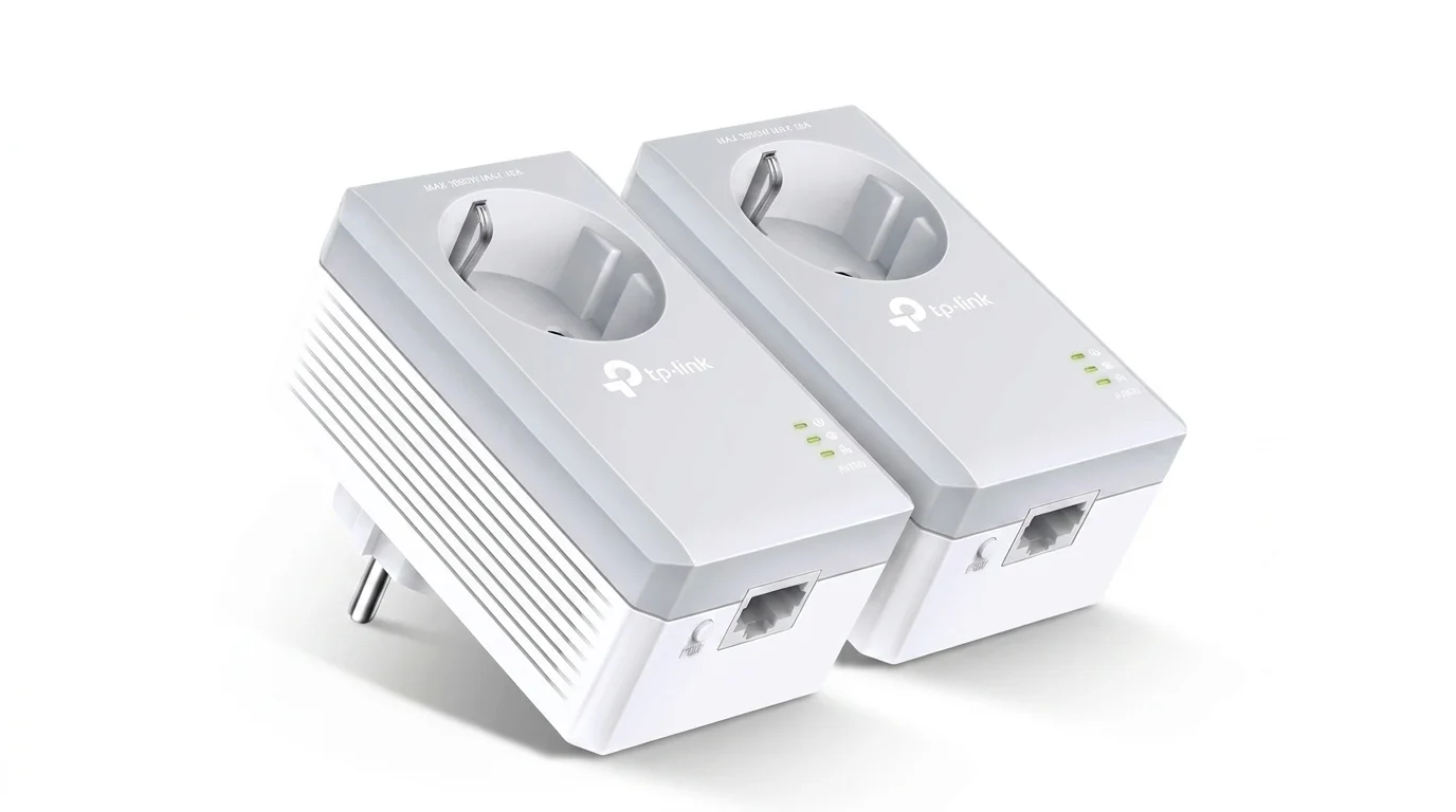 Dva bílé powerline adaptéry TP-Link TL-PA4010P KIT s integrovanou průchozí zásuvkou a ethernetovým portem.