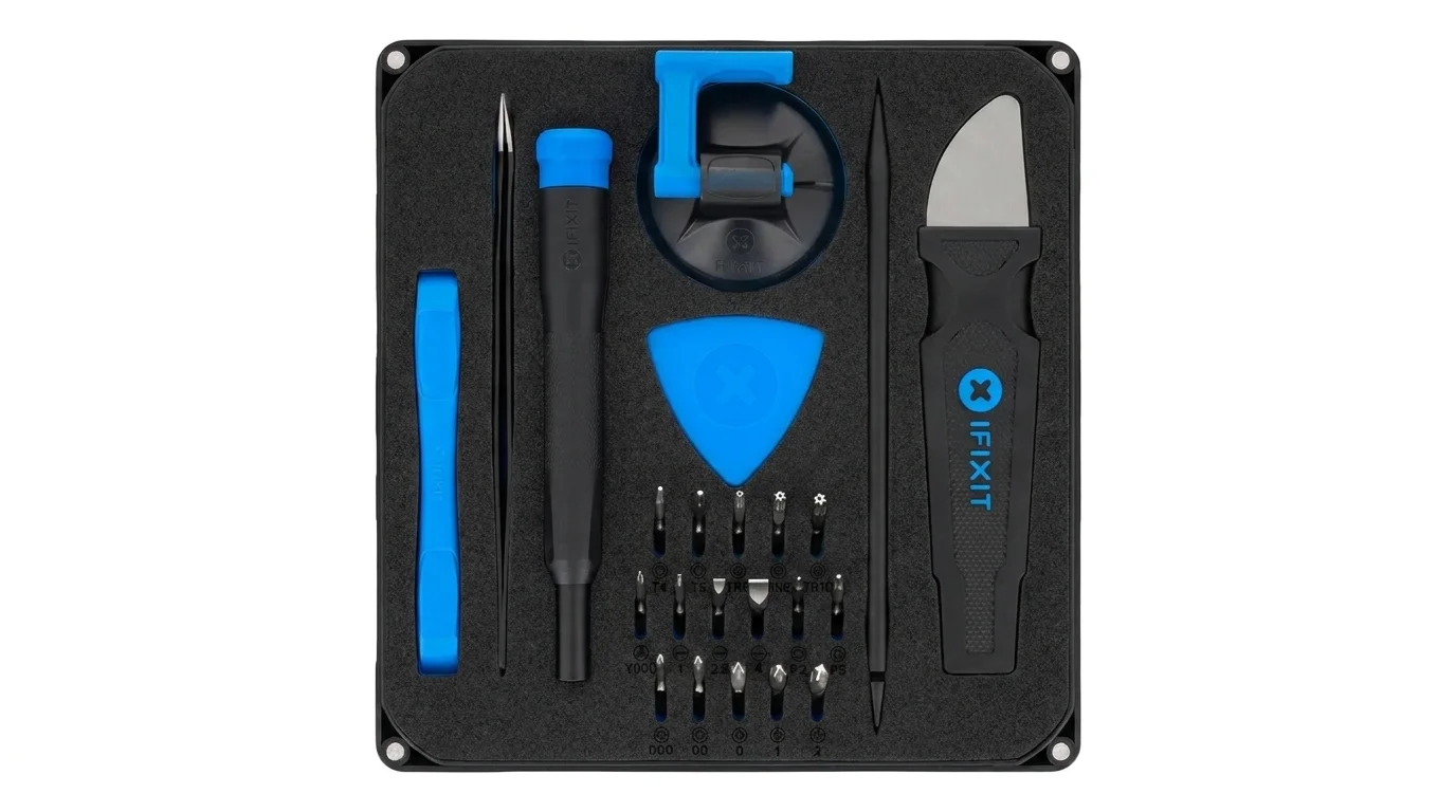 Sada na opravu elektroniky iFixit Essential Electronics Toolkit s modro-černým nářadím a bity uspořádanými v černém pouzdře.