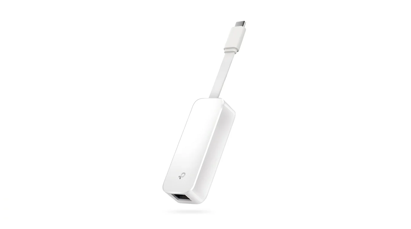 Kompaktní bílý adaptér TP-Link UE300C s integrovaným kabelem USB-C a ethernetovým portem RJ45.