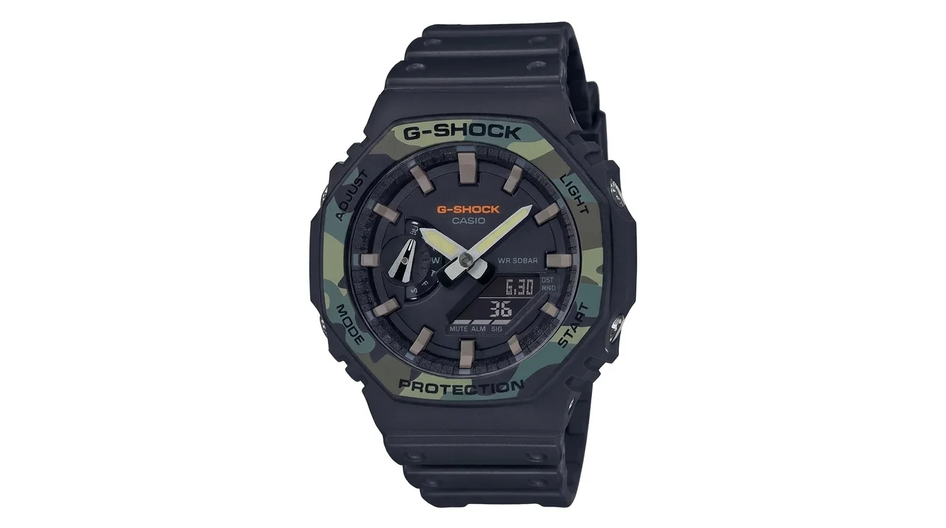 Čierne hodinky Casio G-SHOCK GA-2100SU-1AER s osemhrannou maskáčovou lunetou a kombinovaným ciferníkom.