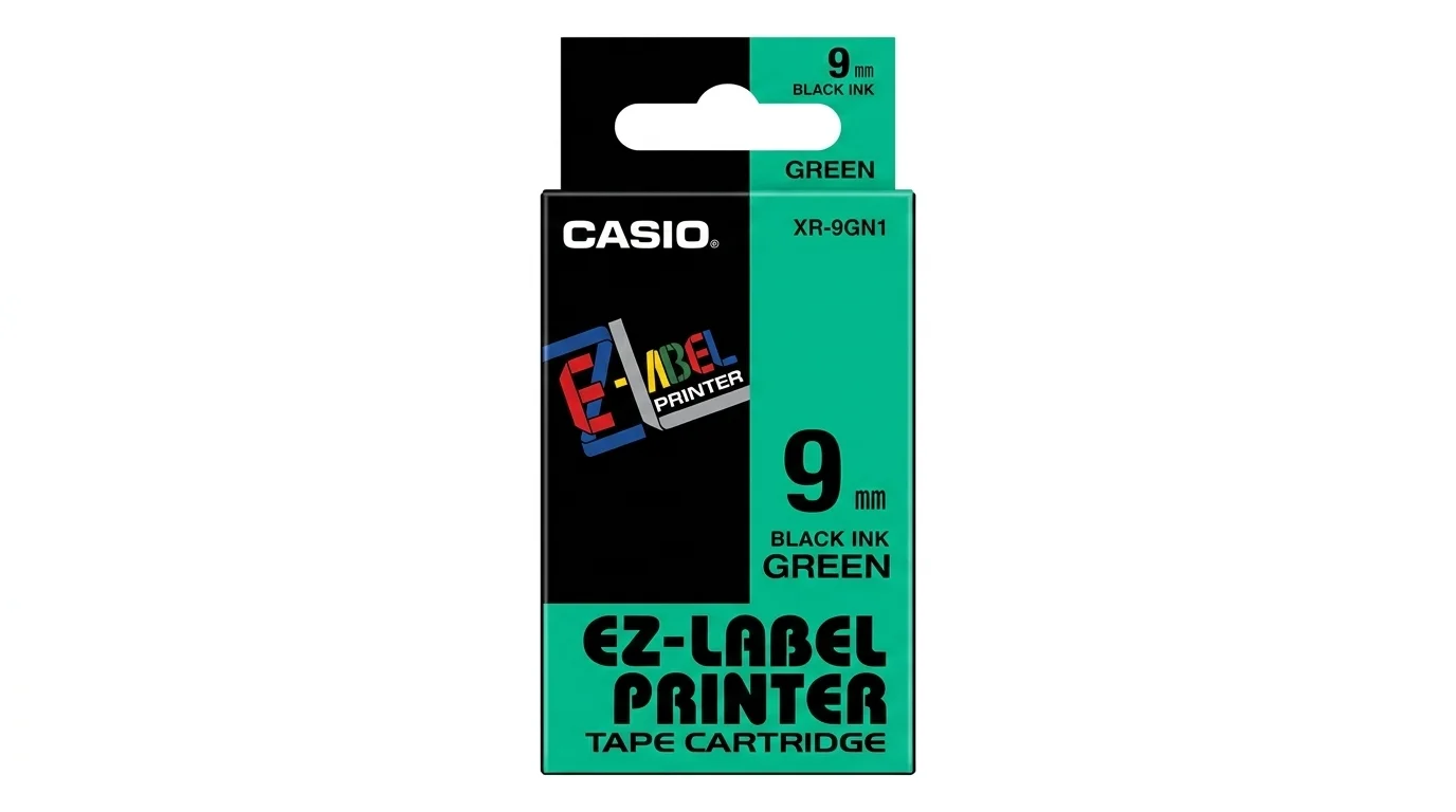 Balenie pásky do popisovača Casio XR-9GN1 s čiernou tlačou na zelenom podklade so šírkou 9 mm.