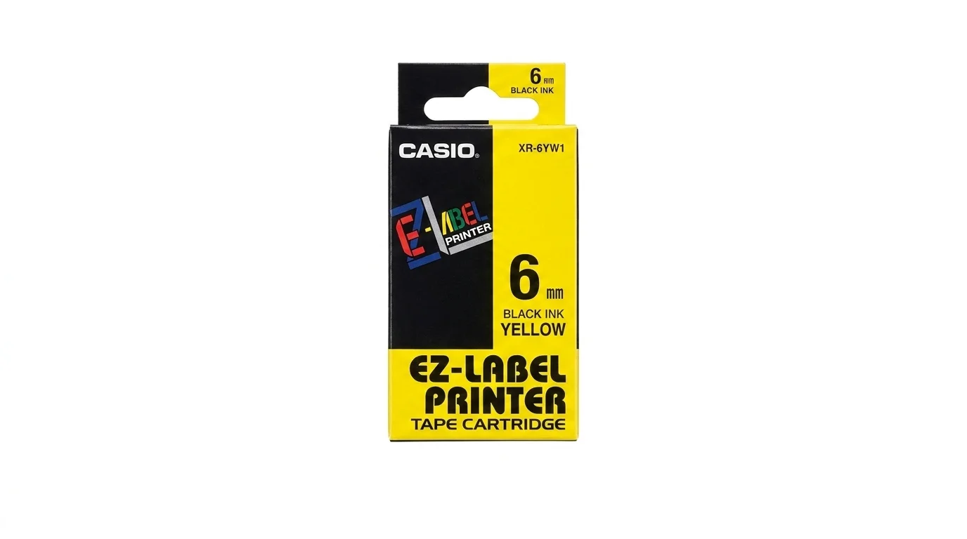 Černo-žluté balení pásky do tiskárny štítků Casio EZ-Label Printer XR-6YW1 o šířce 6 mm.