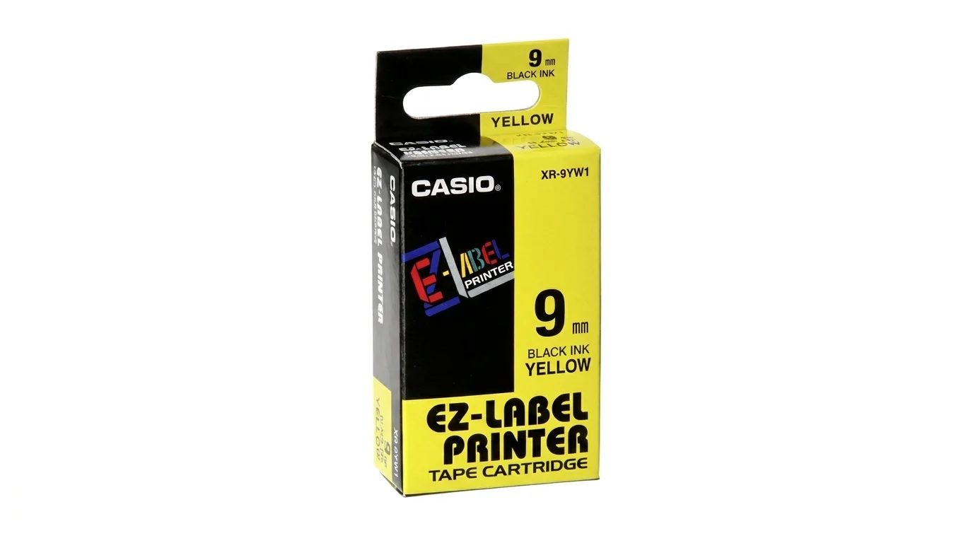 Balení pásky do tiskárny štítků Casio EZ-Label Printer XR-9YW1 o šířce 9 mm s černým tiskem na žlutém podkladu.