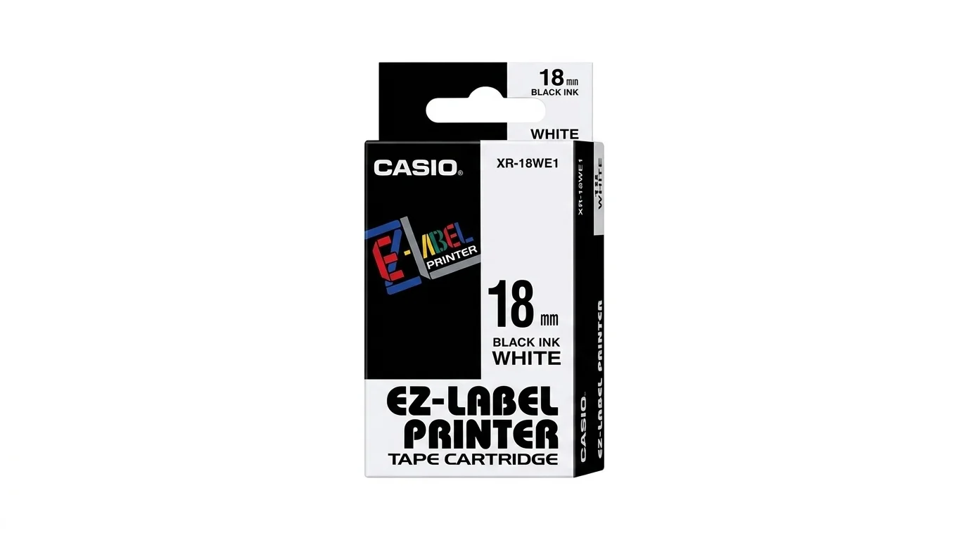Balení kazety s páskou Casio XR-18WE1 o šířce 18 mm s černým písmem na bílém podkladu.