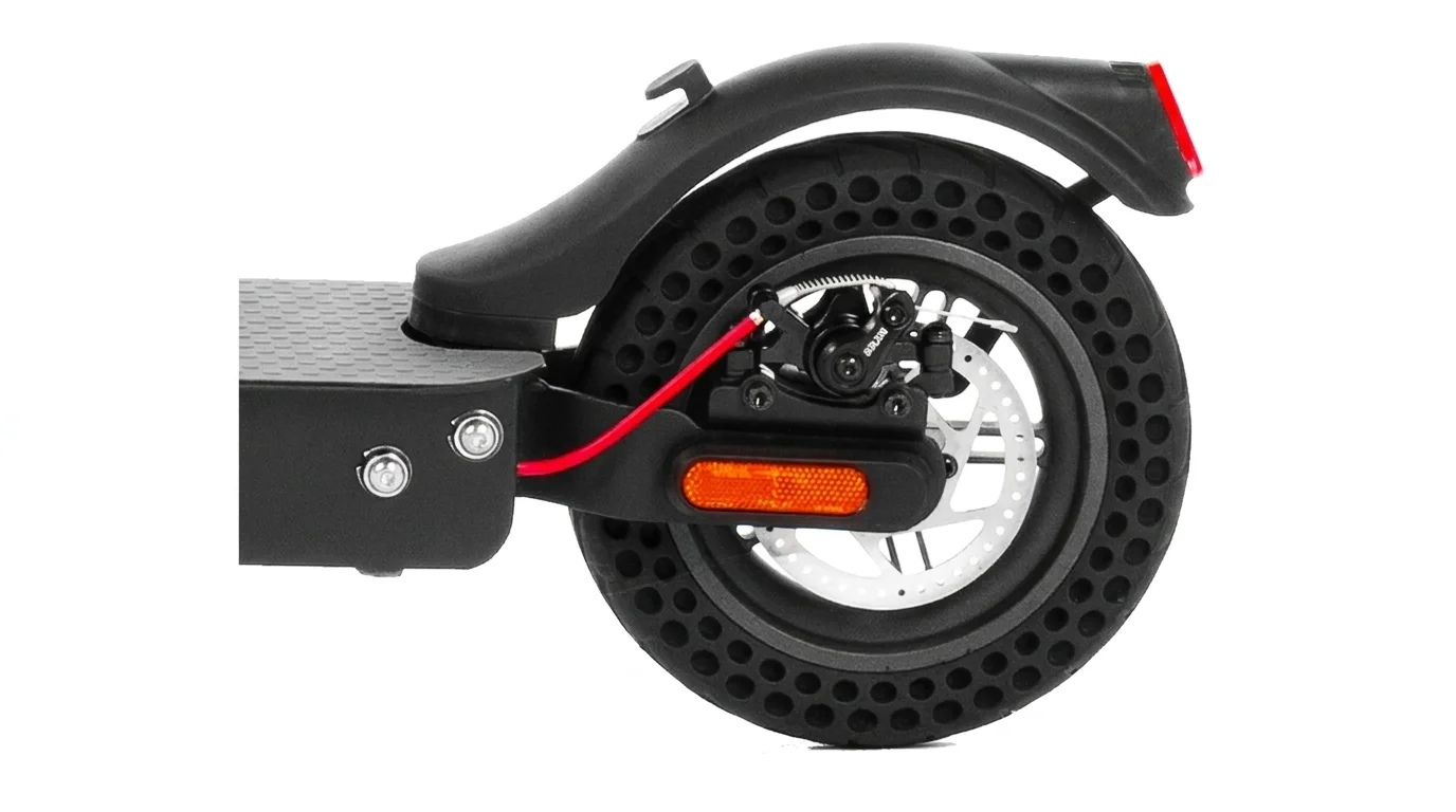 Černý zadní blatník se světlem namontovaný nad zadním kolem elektrické koloběžky Sencor Scooter Two.