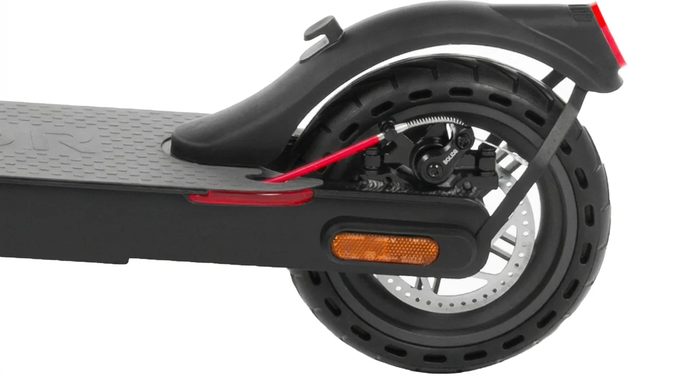 Zadní blatník s držákem a integrovaným světlem nainstalovaný na zadním kole elektrické koloběžky Sencor Scooter One.