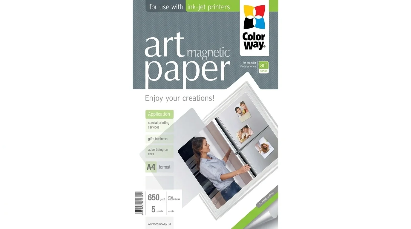 Balenie magnetického fotopapiera ColorWay Art Matte A4 s gramážou 650 g/m² a ilustráciou fotografií na chladničke.