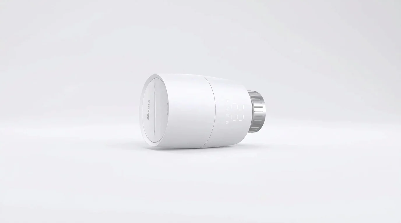 Bílý chytrý termostatický ventil TP-Link Kasa KE100 s LED displejem na bílém podkladu.