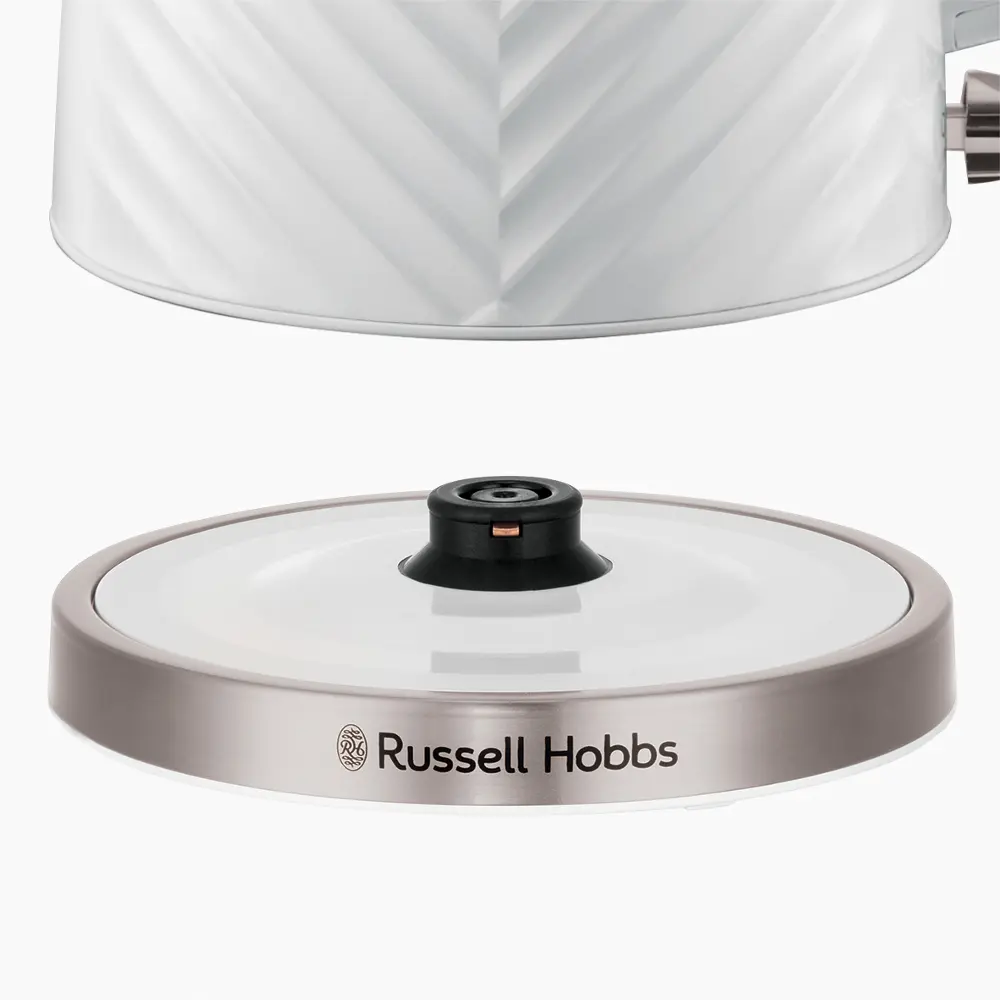 Z&aacute;kladňa r&yacute;chlovarnej kanvice Russell Hobbs s nerezov&yacute;m lemom a konektorom pod bielou text&uacute;rovanou kanvicou.