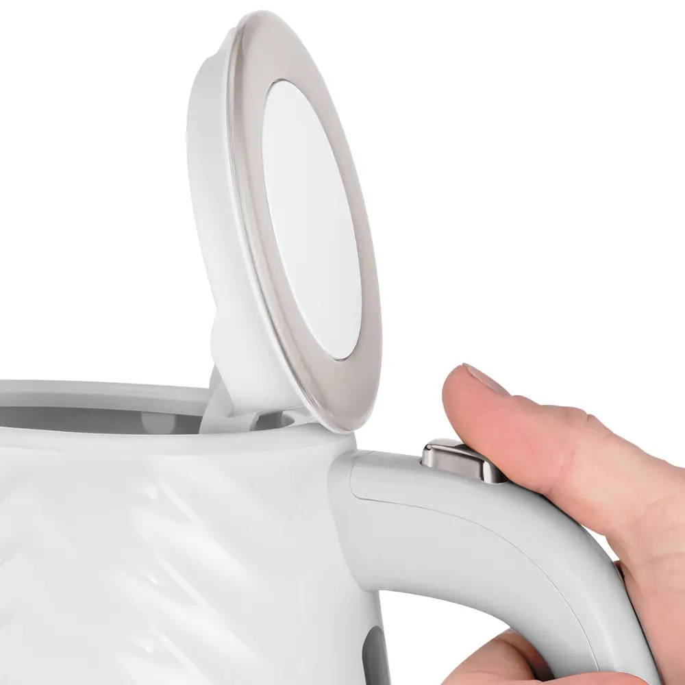 Stlačenie tlačidla na rukov&auml;ti bielej r&yacute;chlovarnej kanvice Russell Hobbs na otvorenie veka.
