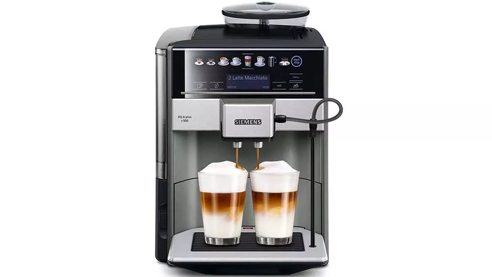 Automatický kávovar Siemens pripravuje dva vysoké poháre vrstveného latte macchiata naraz.