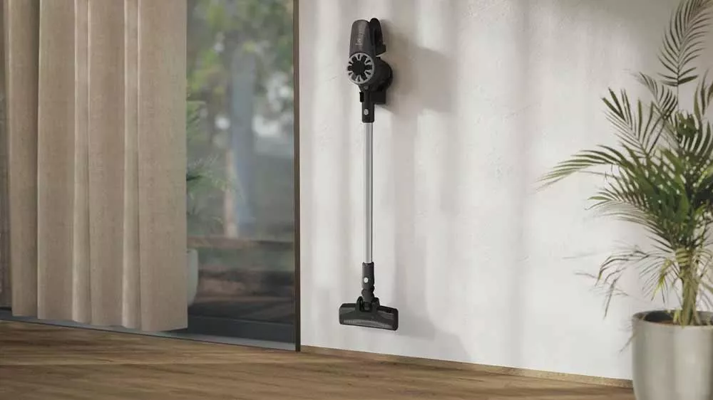 Tyčový vysávač Electrolux 300 zavesený v nástennom držiaku na stene v interiéri.