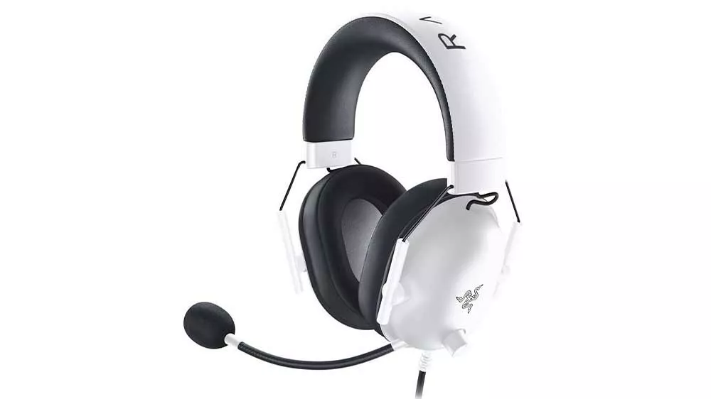 Biele herné slúchadlá Razer BlackShark V2 X s čiernym polstrovaním náušníkov a ohybným mikrofónom.