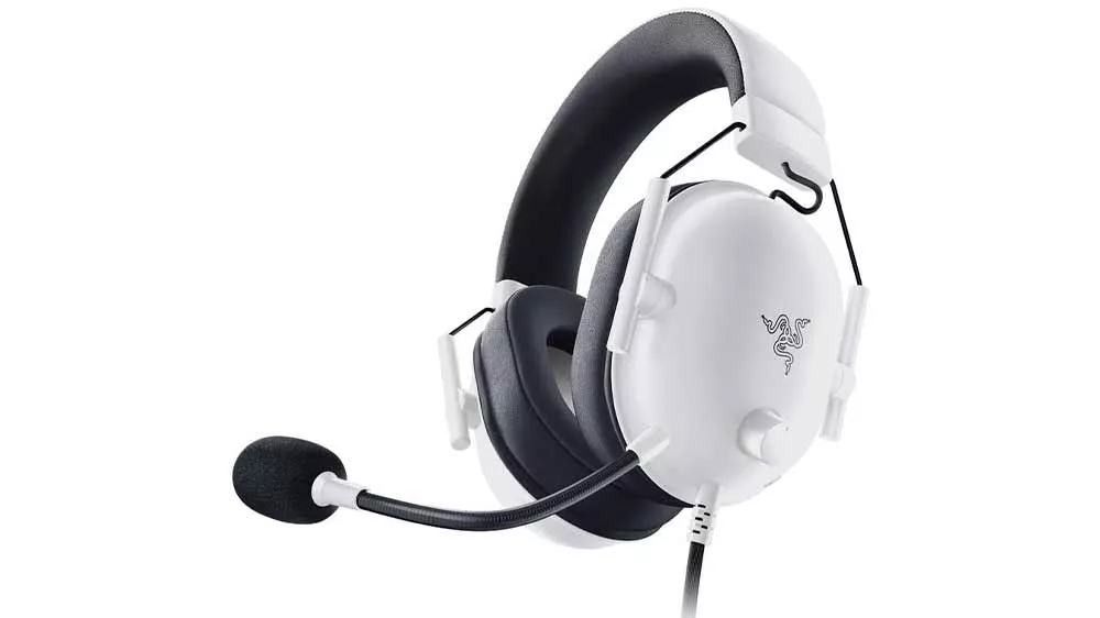 Biele herné slúchadlá Razer BlackShark V2 X s čiernym polstrovaním, ohybným mikrofónom a logom na náušníku.