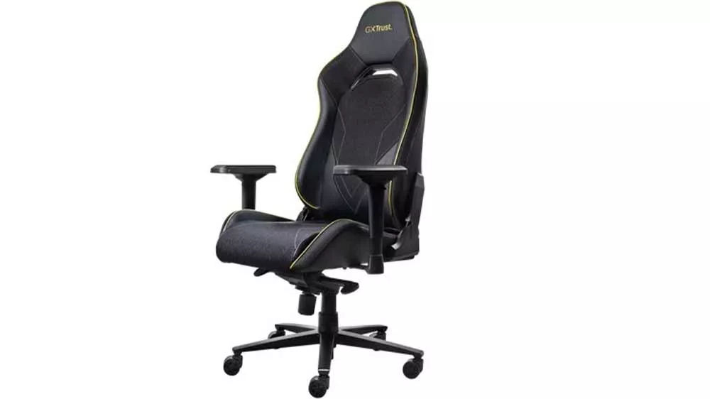 Čierna herná stolička Trust GXT 721 Ruya Pro Premium s opierkami na ruky a päťramenným krížom s kolieskami.