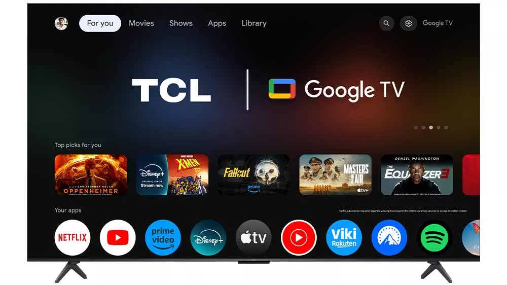 Televízor TCL so zobrazeným používateľským rozhraním Google TV a ponukou streamovacích služieb a aplikácií.