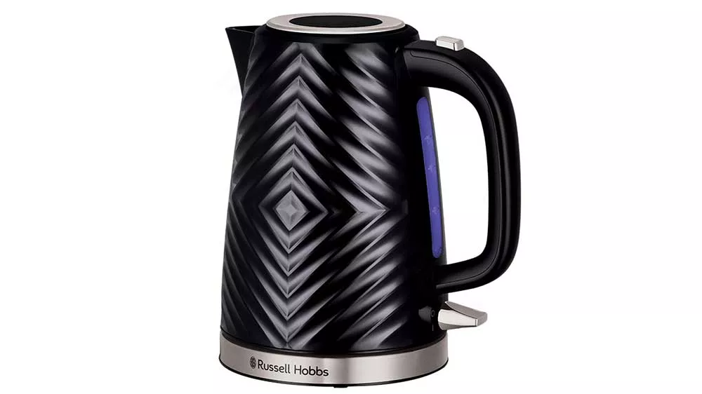 Čierna rýchlovarná kanvica Russell Hobbs s textúrovaným 3D povrchom, nerezovou základňou a modro podsvieteným ukazovateľom vody.