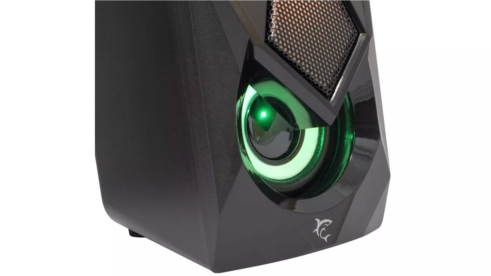 Detail čierneho reproduktora White Shark BEAT 2.0 so zeleným RGB podsvietením meniča a logom žraloka.