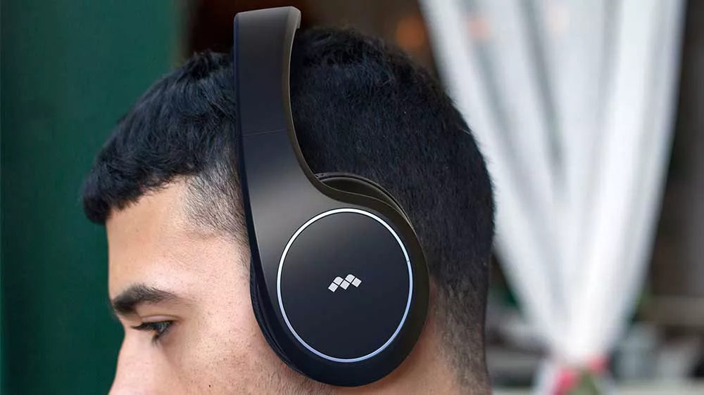 Muž s nasadenými čiernymi bezdrôtovými slúchadlami Meliconi HP Digital Smart z profilu.