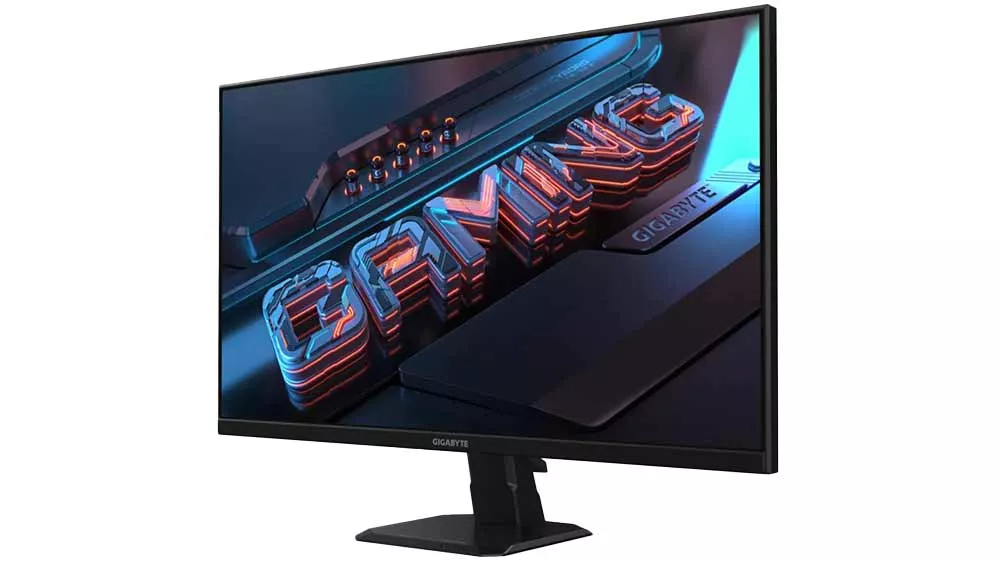Herný monitor GIGABYTE GS27FA na stojane zobrazený z mierneho uhla so zapnutým displejom.
